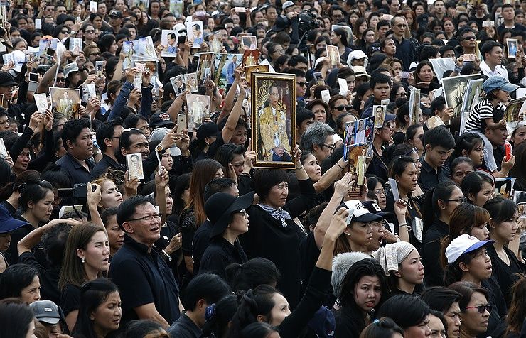 Период траура. Траур по королю Тайланда. Траур в Таиланде. Люди стоят СЛУШАЮТ гимн в Тайланде.