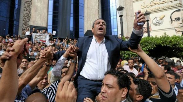 محكمة مصرية تقضي بحبس نقيب الصحفيين وعضوين في مجلس النقابة لعامين
