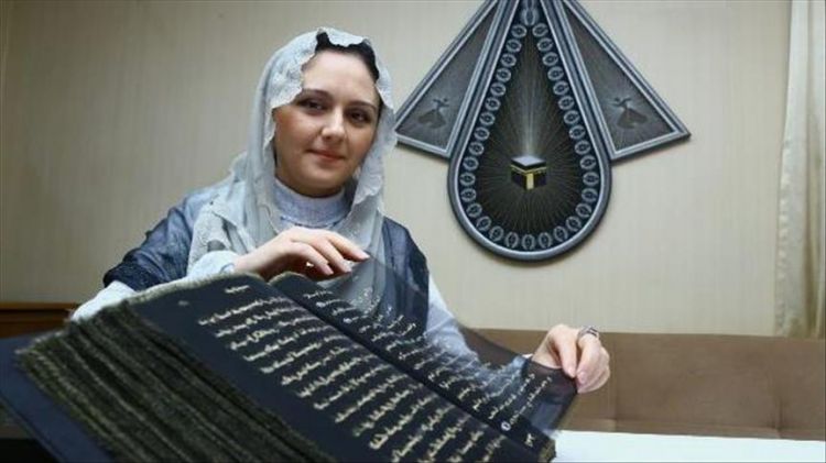 فنانة أذربيجانية تنجز أول مصحف مكتوب على الحرير في العالم