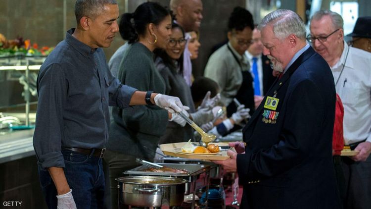 أوباما وميشيل يقدمان الطعام في عيد الشكر