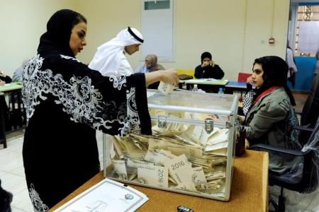 الكويتيون يختارون برلمانا جديدا وسط أجواء التقشف وعودة المعارضة
