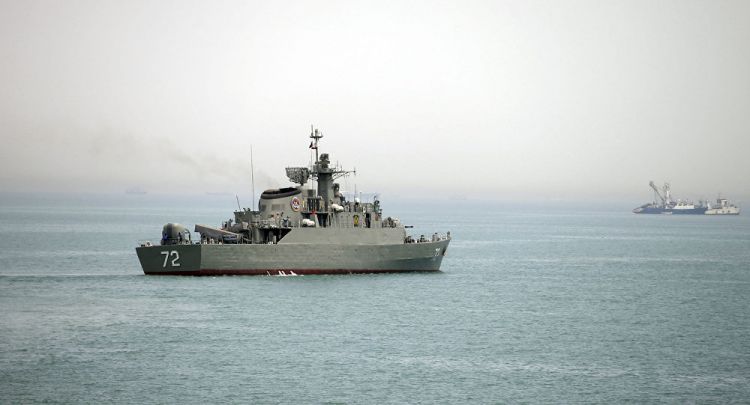 سفينة إيرانية توجه أسلحتها نحو مروحية أمريكية