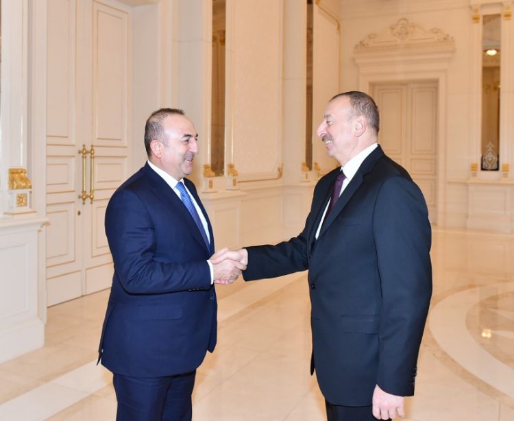 الرئيس علييف يستقبل وزير الخارجية التركي
