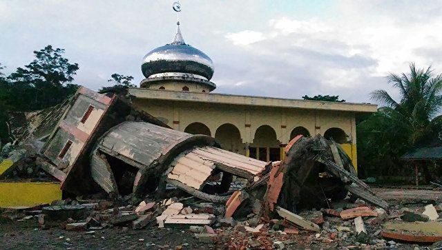 مصرع 97 شخصا جراء زلزال في إندونيسيا