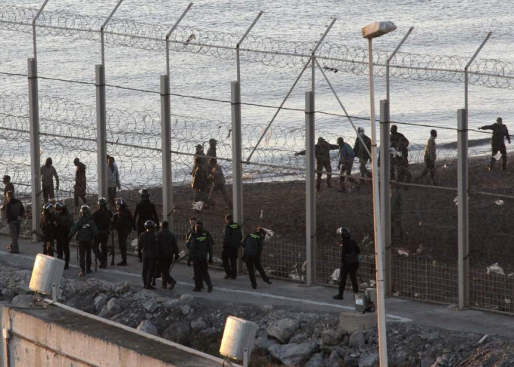 Сеута забор. Забор в Сеуте Испания. Забор Испания с Африкой. Мигранты бегут через забор.