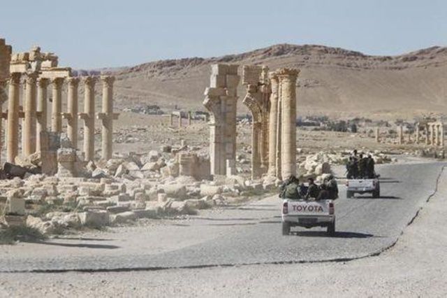 المرصد السوري ومسلحون: تنظيم الدولة الإسلامية يستولي على معظم مدينة تدمر