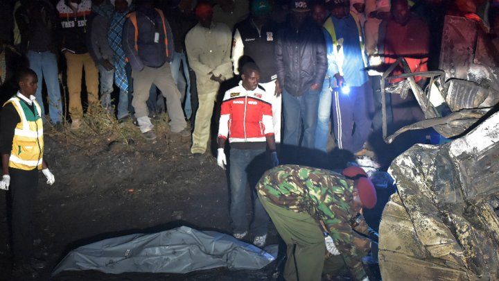 كينيا: أكثر من 30 قتيلا بحادث اصطدام مروع بين شاحنة وعدة سيار
