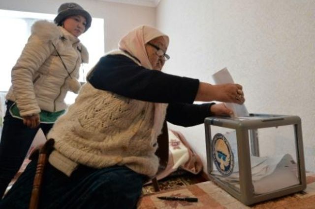 الناخبون يصوتون في استفتاء حول تعديلات دستورية في قرغيزستان