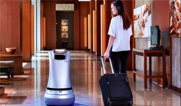 روبوت لأداء مهام موظفي خدمة الغرف في الفنادق