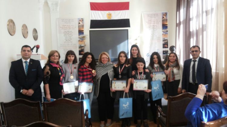 مراسم منح الجوائز للشباب ذي المواهب في المركز الثقافي المصري