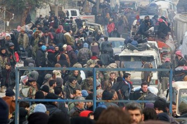 الحكومة السورية والمعارضة تحاولان استئناف عمليات الإجلاء من حلب
