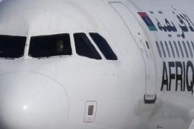 انتهاء حادث خطف الطائرة الليبية باستسلام الخاطفين في مطار بمالطا