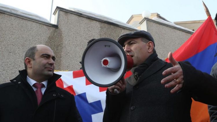 Erməni deputatlar Belarus səfirliyi qarşısında aksiya keçirir