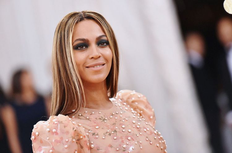 Beyonce's pregnancy photograph painted on side of a building by graffiti artist