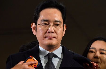 Samsung chief appears for second round of questions in graft probe