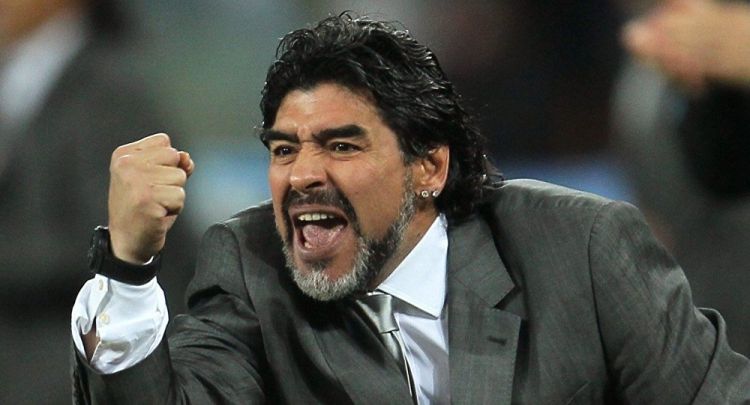 Əfsanəvi Maradona ailəsinin gözü önündə...