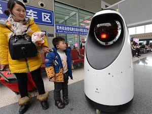 Çində ilk robot polis vağzalda təhlükəsizliyə nəzarət edəcək