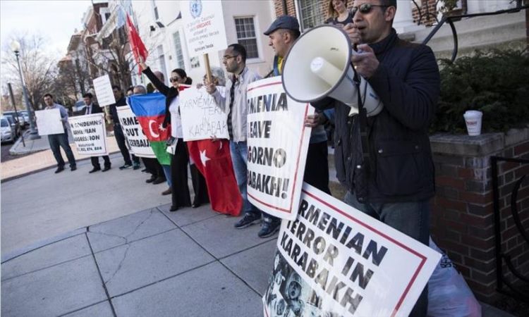 أتراك وأذريون يتظاهرون في واشنطن ونيويورك إحياءً لذكرى مجزرة "خوجالي"