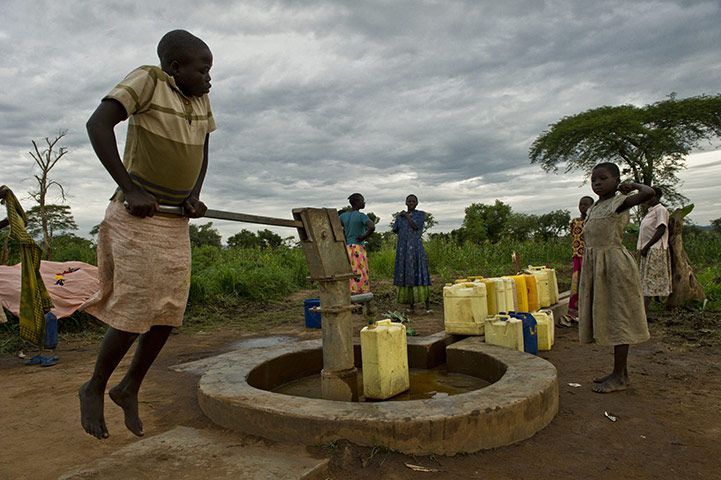 В африке нет воды возьми. Колодец в Африке. Люди живущие в засушливых районах. Очередь за водой в Африке.