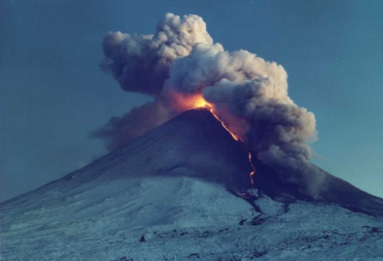 Rusiyada vulkan püskürüb son 2 əsrdə ilk dəfə
