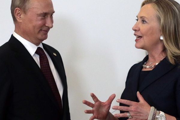 Hillari Klintonun da Rusiya ilə əlaqələri ortaya çıxdı FOTOLAR