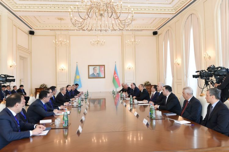 الاجتماع الموسع بين الرئيسين الأذربيجاني والكازاخستاني