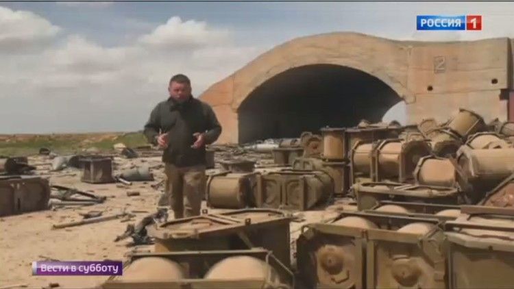 مراسل حربي روسي يفند المزاعم بالصوت والصورة حول حقيقة الحاويات في مطار الشعيرات