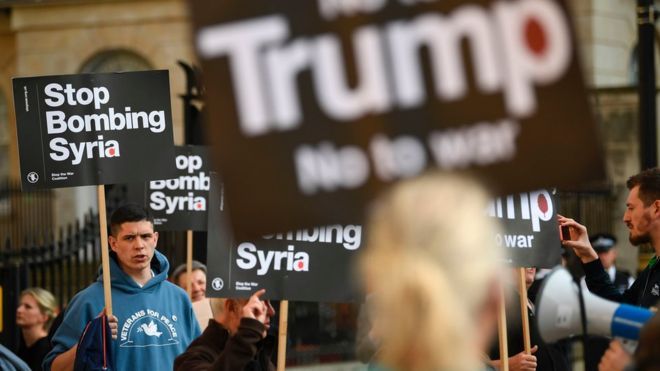 ترامب يبلغ الكونغرس بعملية القصف في سوريا ويحذر من "اتخاذ خطوات أخرى"
