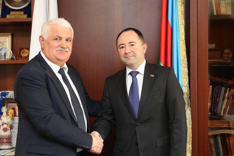 لقاء رئيس المؤسسة الأورأسيوية الدولية للصحافة مع سفير رومانيا في أذربيجان