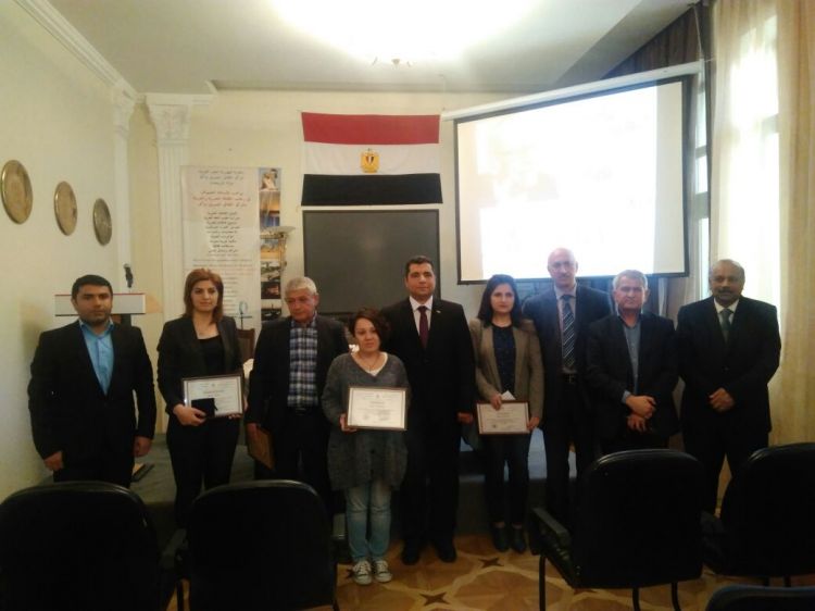 تقديم الجائزات للفائزين في المسابقة الأدبية في المركز الثقافي المصري