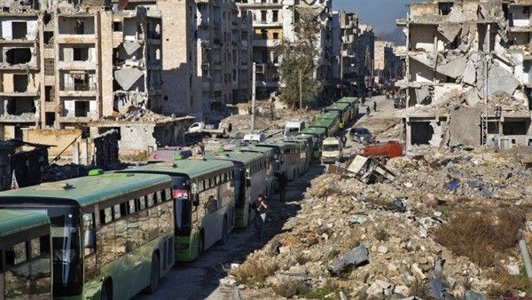 استئناف إجلاء سكان بلدات سورية محاصرة بعد 48 ساعة من التأخير