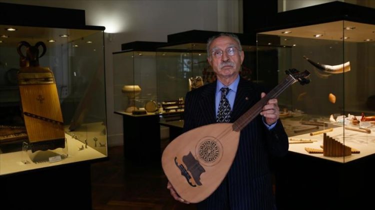 تركي يفني نصف قرن من عمره في جمع آلات موسيقية تقليدية