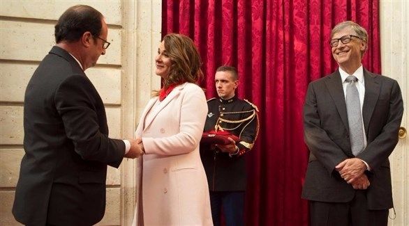 هولاند يمنح بيل غيتس وزوجته أعلى وسام في فرنسا