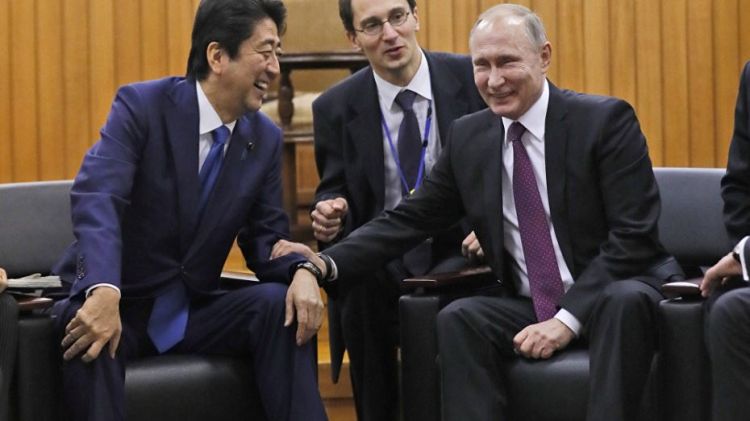بوتين يؤكد إحراز تقدم في تطوير العلاقات الروسية اليابانية (بث مباشر)