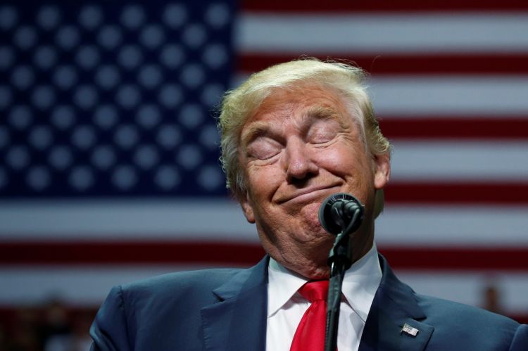 Случайно опубликованный твит Трампа из двух букв превратили в мем