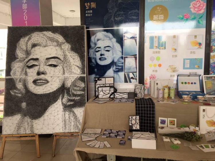 Chinese student recreates Marilyn Monroe portrait using only nails and string