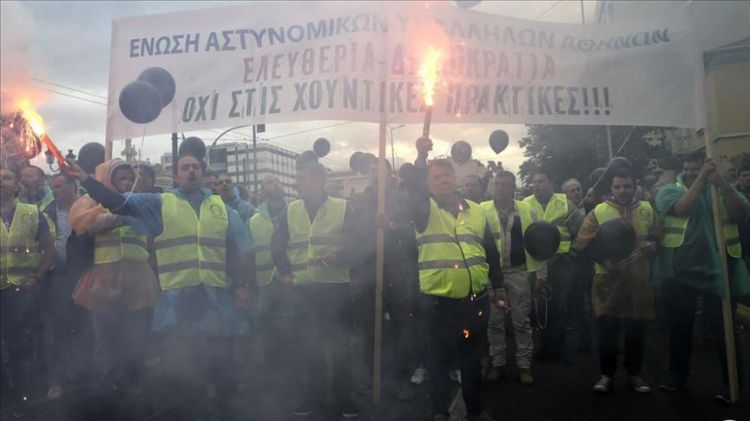 محتجون من الشرطة اليونانية على أسوار البرلمان