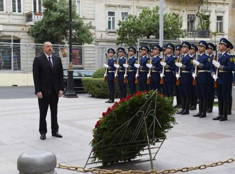 الرئيس إلهام علييف يزور النصب التذكاري على شرف جمهورية أذربيجان الشعبية