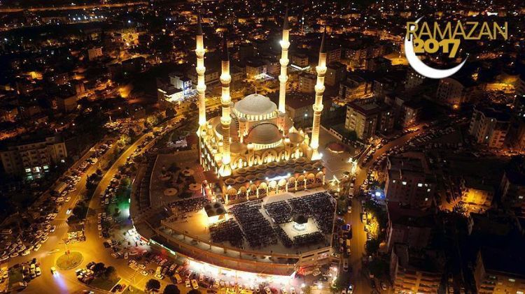 الأتراك يؤدون أول صلاة تروايح لشهر رمضان الفضيل