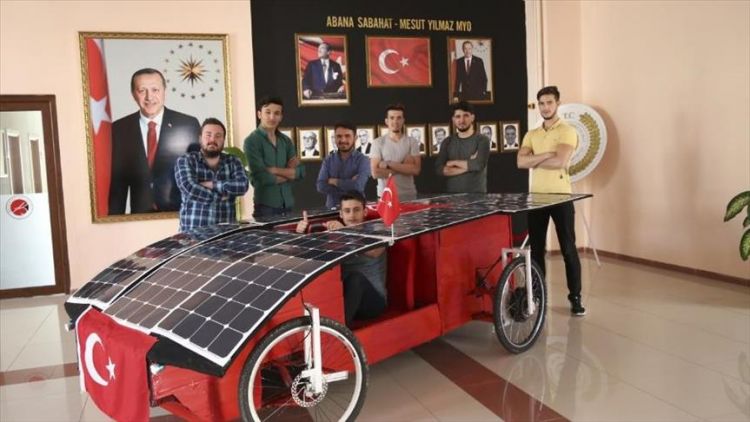 طلاب أتراك يبتكرون سيارة تعمل بالطاقة الشمسية