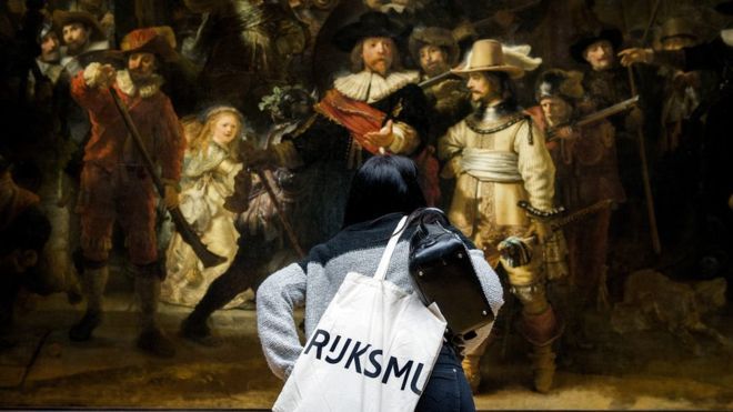 Посетителю музея разрешили провести ночь под картиной Рембрандта