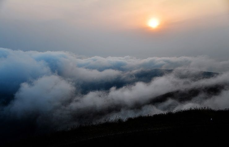 Global scientific team reveals how water droplets line up to form fog, steam and clouds