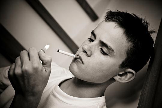 В Азербайджане родители будут платить штраф 250 манатов за курение своих детей