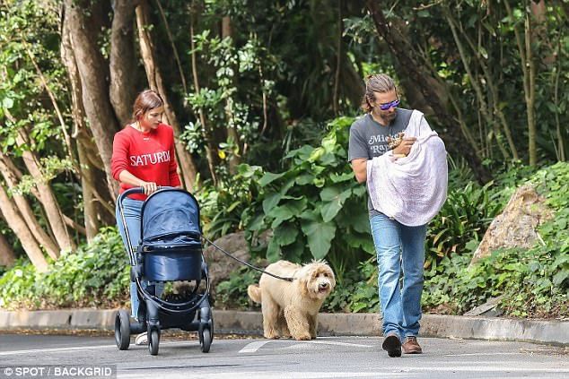 Семейная идиллия: Ирина Шейк и Брэдли Купер с новорожденной дочерью на прогулке