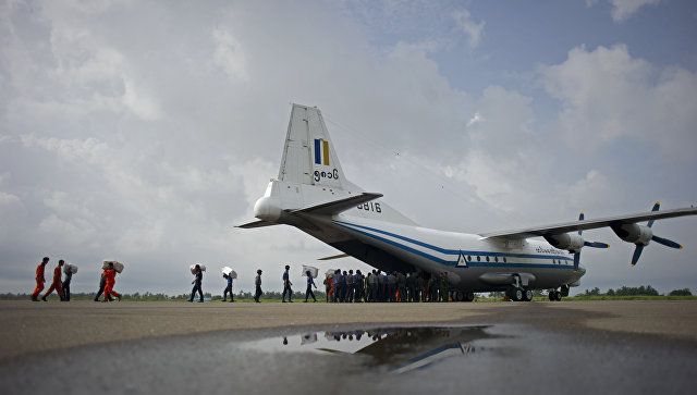 В Мьянме разбился военный самолет с сотней человек на борту