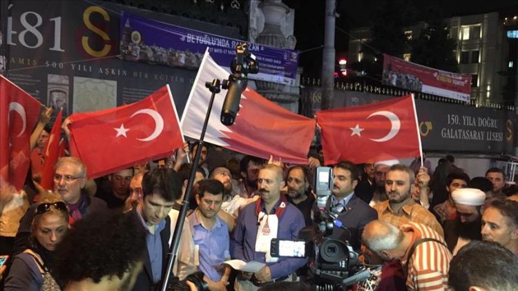 تظاهرة ليلية في اسطنبول: ارفعوا أيديكم عن قطر