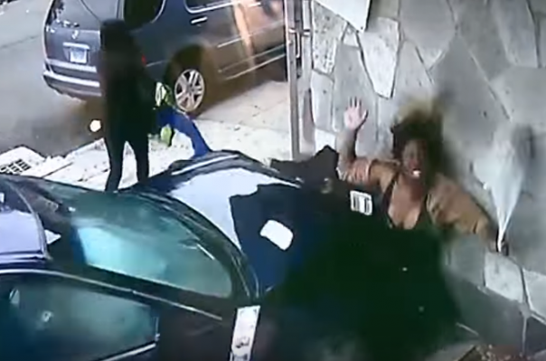 В США женщина прыгнула под машину, спасая незнакомого ребенка