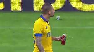 Болгарский футболист выпил пиво и забил гол на последней минуте