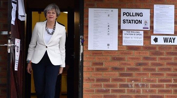 ماي تدلي بصوتها في الانتخابات البريطانية