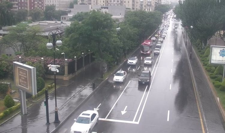 Из-за дождя снижена скорость на некоторых дорогах Баку